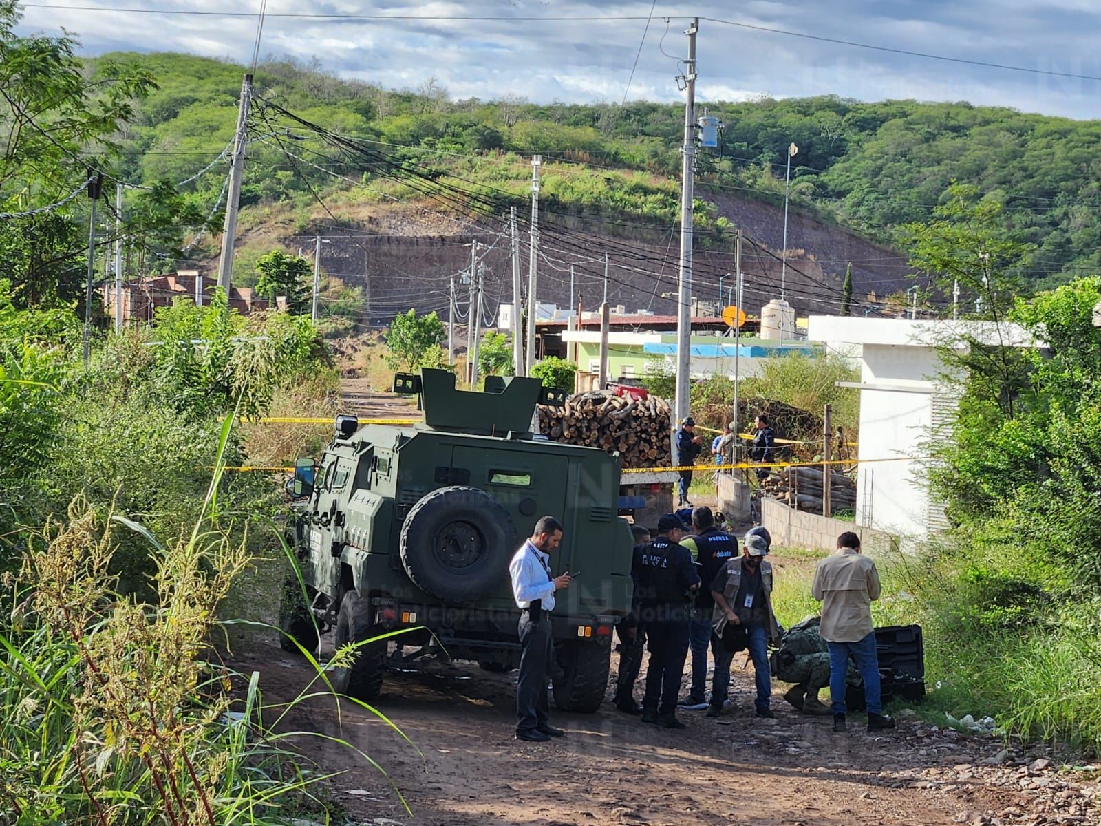 Ejecutan a hombre junto a camioneta cargada de leña en el fraccionamiento Las Cerezas en Culiacán