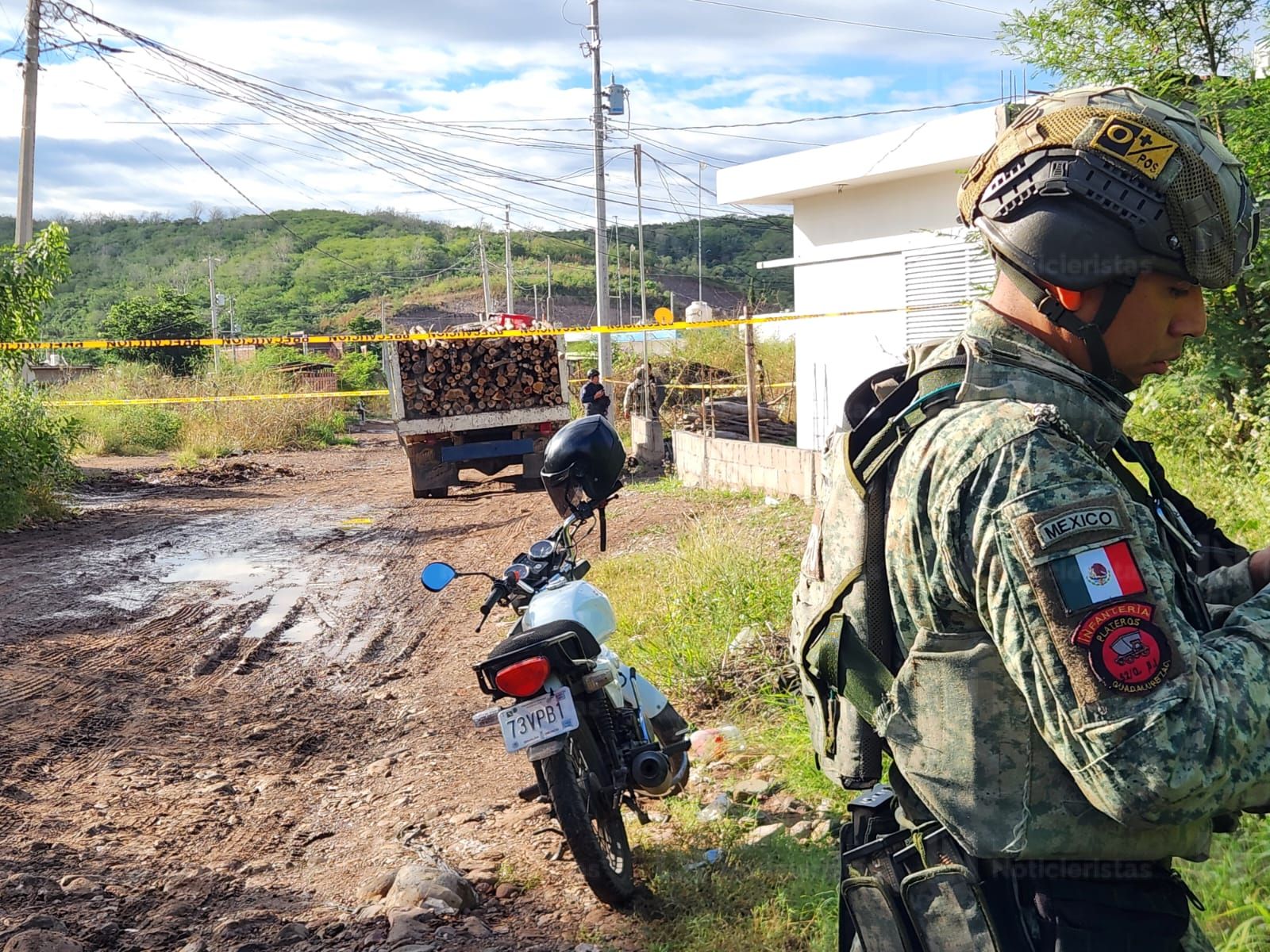 Ejecutan a hombre junto a camioneta cargada de leña en el fraccionamiento Las Cerezas en Culiacán