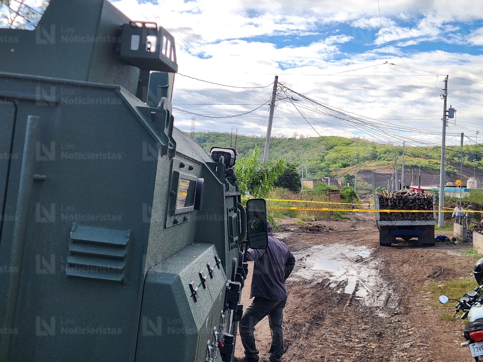 Ejecutan a hombre junto a camioneta cargada de leña en el fraccionamiento Las Cerezas en Culiacán