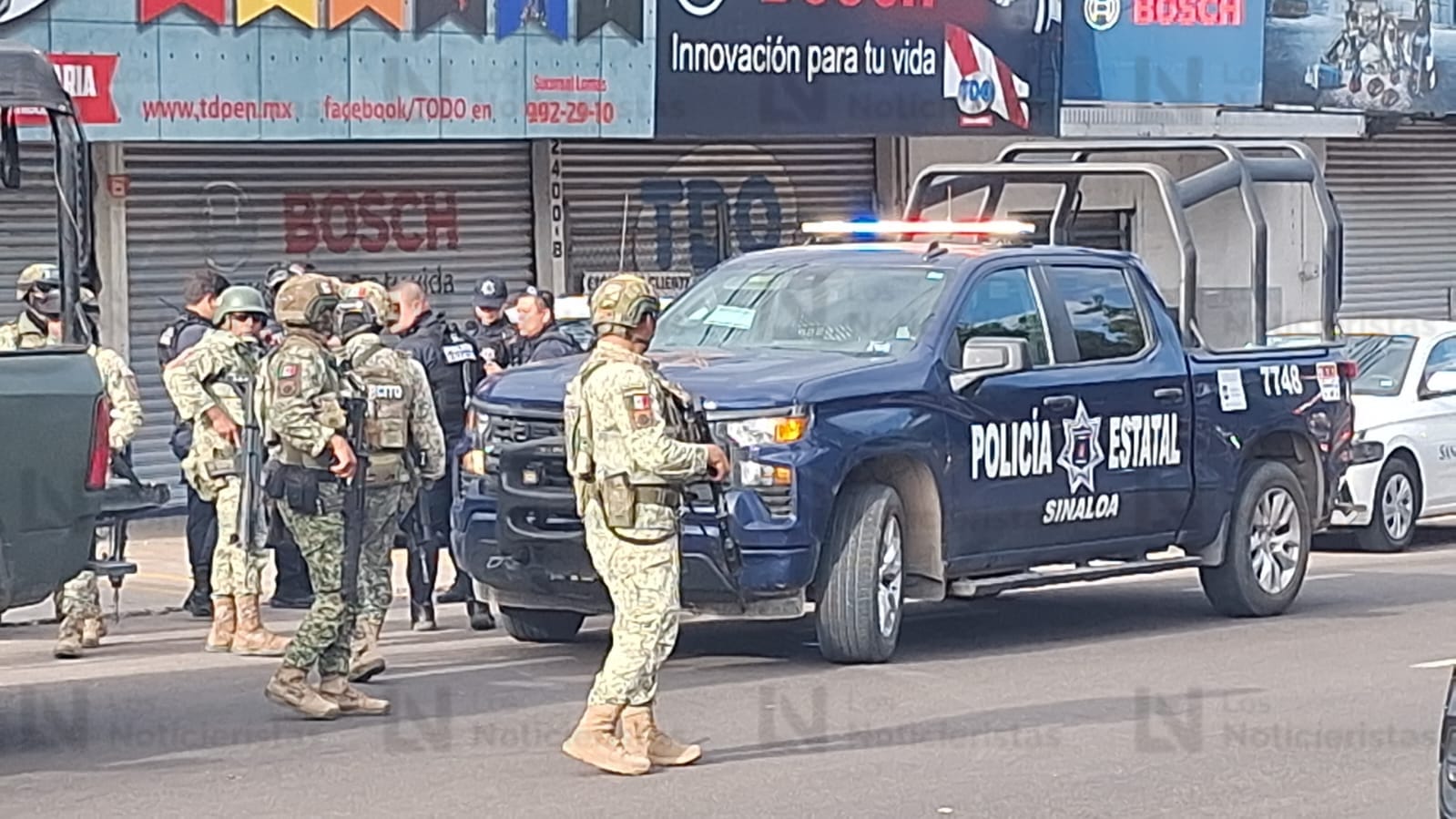 Ejecutan a una mujer dentro de una heladería de Lomas del Boulevard en Culiacán
