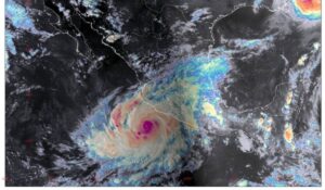 El huracán Simon se localiza a 305 km al sur de Manzanillo, Colima