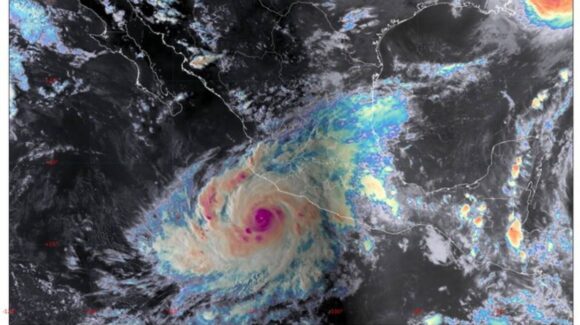 El huracán Simon se localiza a 305 km al sur de Manzanillo, Colima