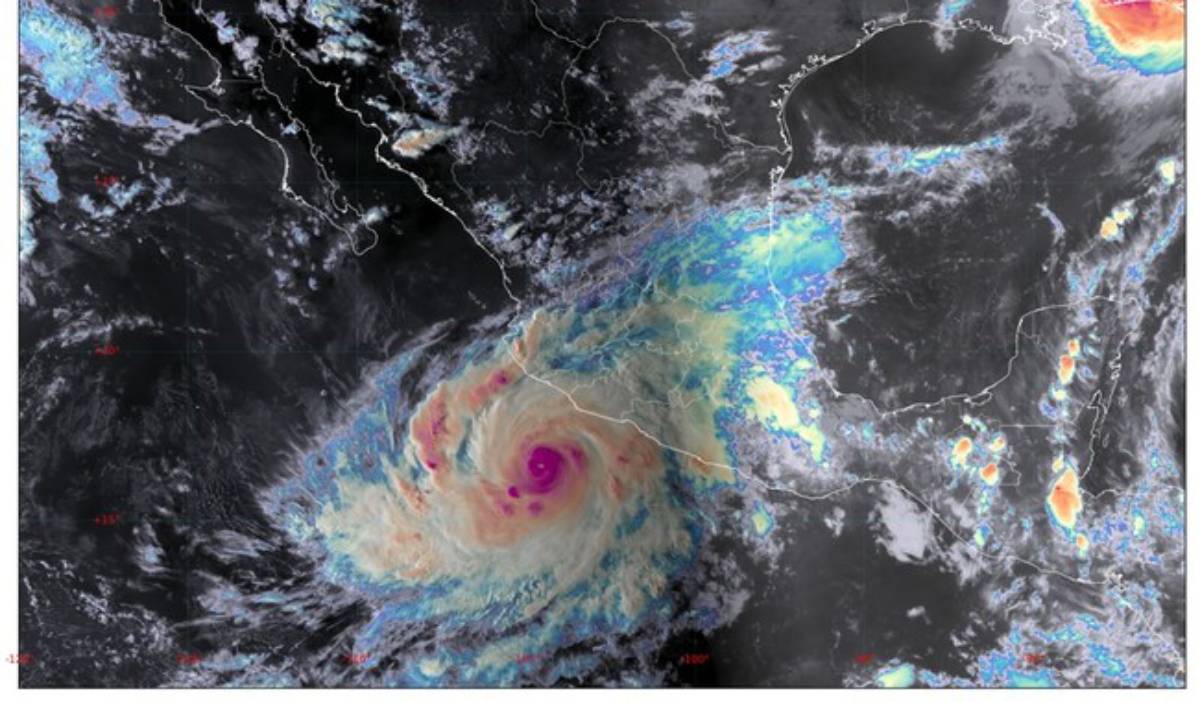 El huracán Simon se localiza a 305 km al sur de Manzanillo, Colima