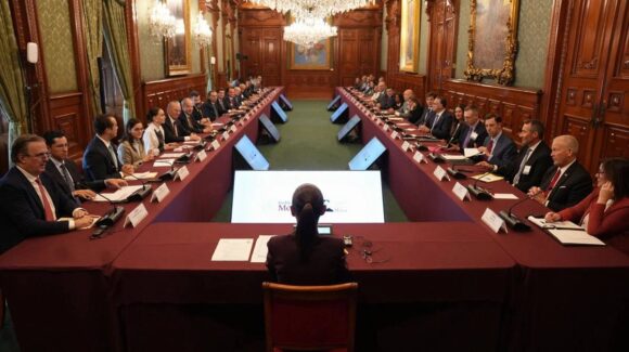 Sheinbaum destaca confianza de empresas de EU en México tras reunión con empresarios y embajador Ronald Johnson