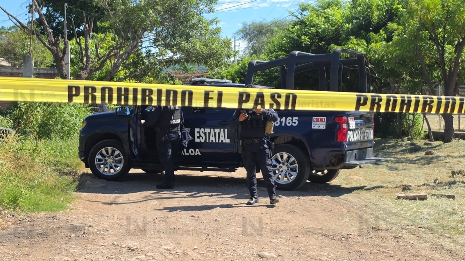 Envuelto en plásticos negros y atado con cinta gris se encuentran asesinada a una persona en El Ranchito de Culiacán