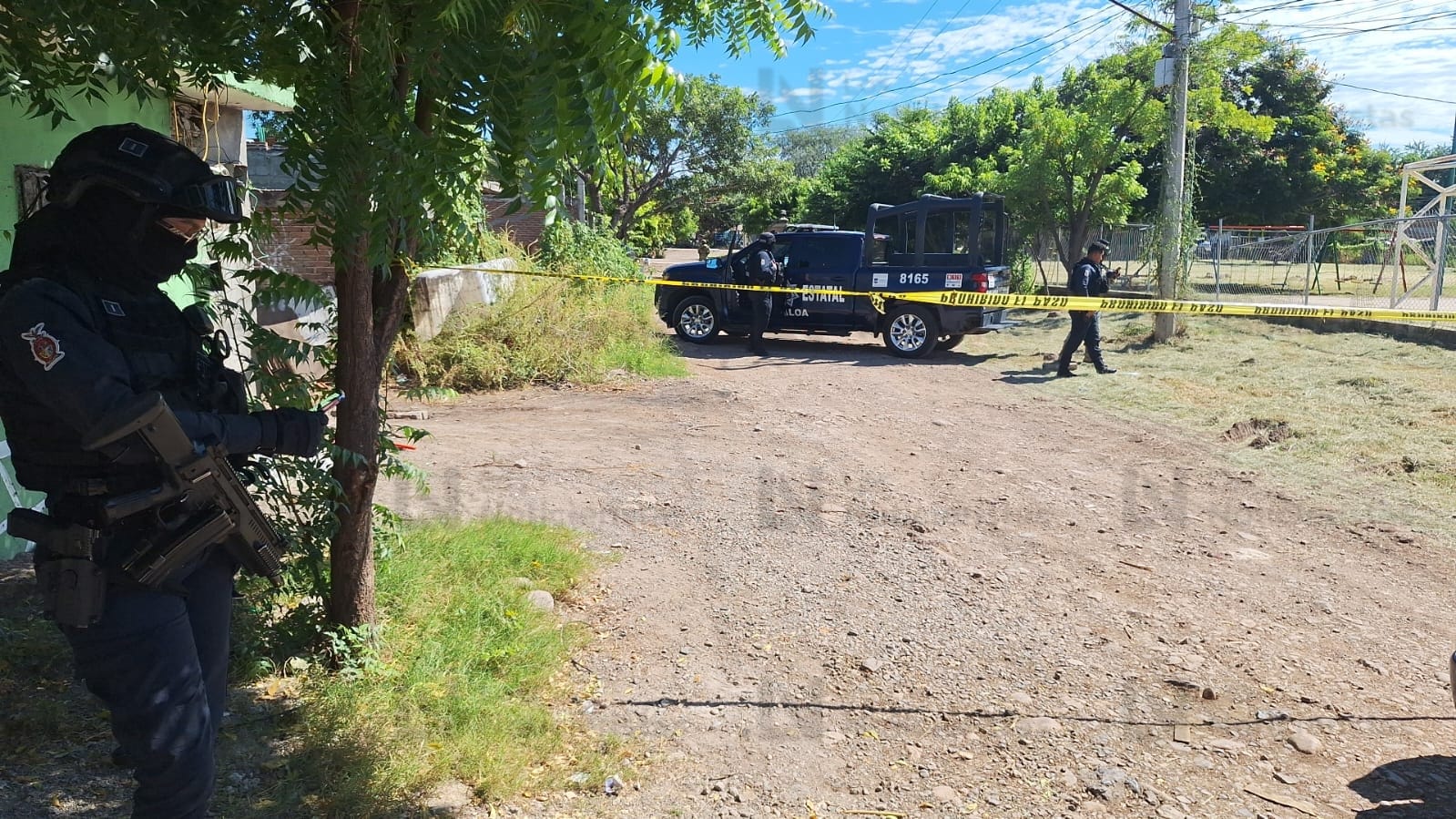 Envuelto en plásticos negros y atado con cinta gris se encuentran asesinada a una persona en El Ranchito de Culiacán