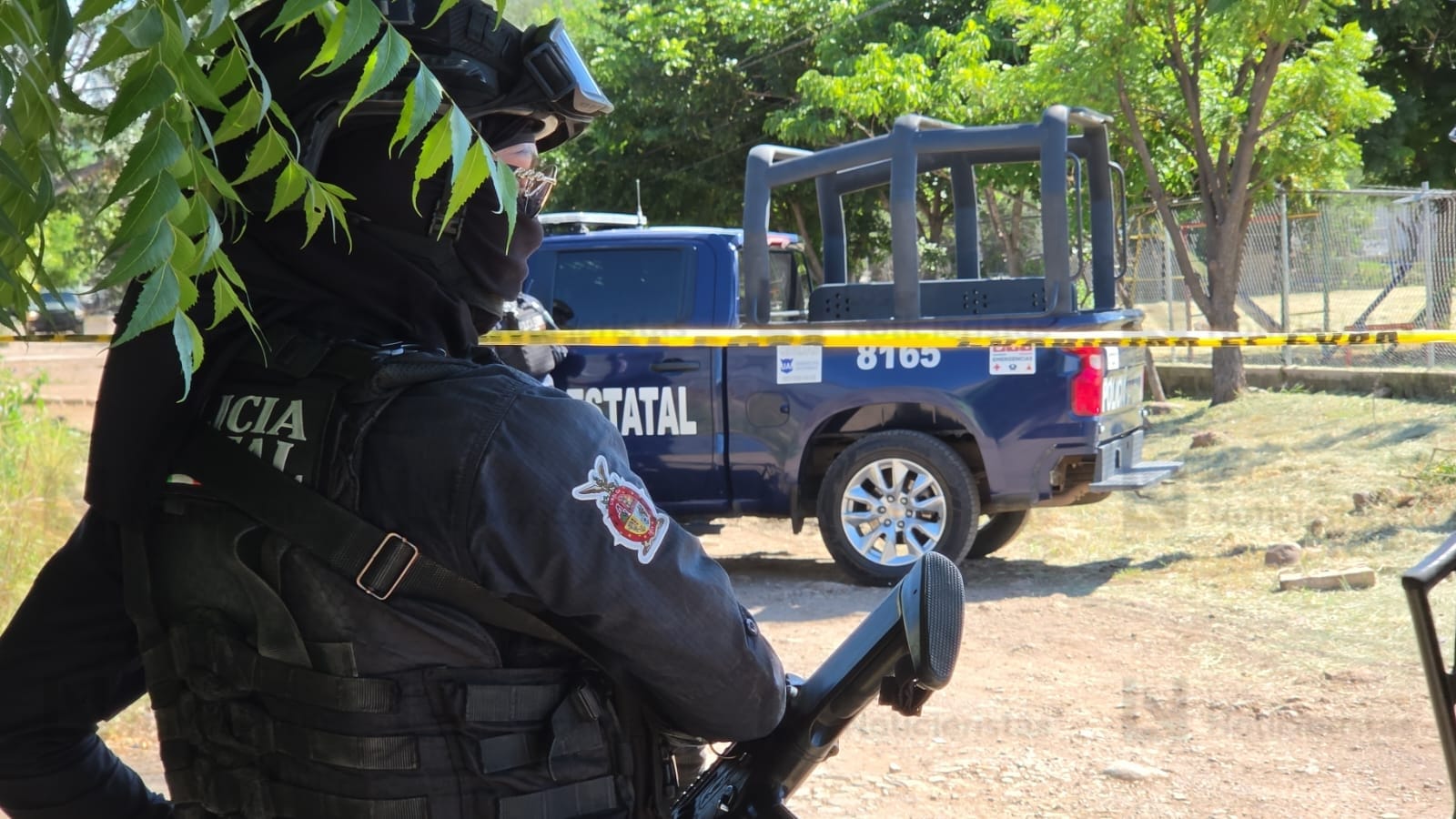 Envuelto en plásticos negros y atado con cinta gris se encuentran asesinada a una persona en El Ranchito de Culiacán