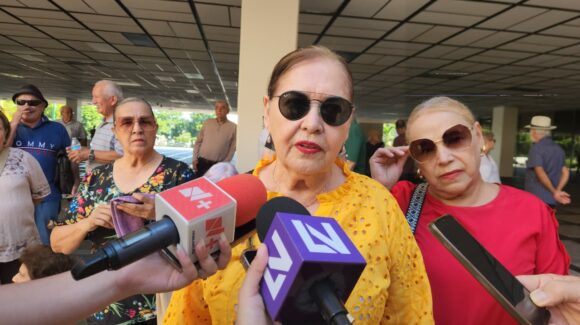 Jubilados de la UAS realizan tercera concentración en Palacio de Gobierno por descuentos a sus pensiones