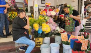 Floristas de Culiacán esperan repunte de ventas por Día de Muertos y piden regular permisos ante llegada de vendedores golondrinos a panteones