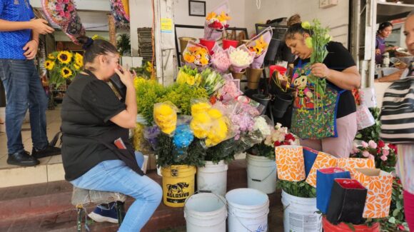 Floristas de Culiacán esperan repunte de ventas por Día de Muertos y piden regular permisos ante llegada de vendedores golondrinos a panteones