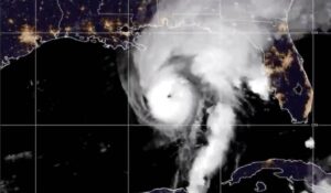 Huracán Isaías alcanza categoría 3; Florida, Alabama y Georgia declaran emergencia en EU