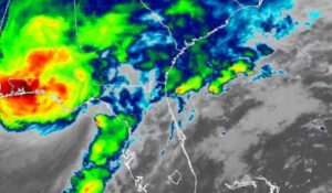 Huracán Isaías toca tierra en Florida como categoría 2; autoridades advierten inundaciones y vientos destructivos