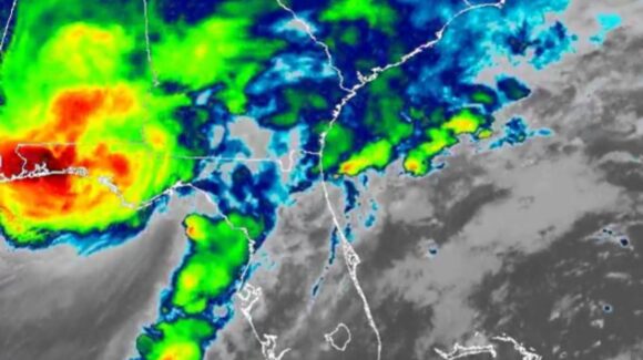 Huracán Isaías toca tierra en Florida como categoría 2; autoridades advierten inundaciones y vientos destructivos