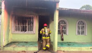 Incendio consume vivienda en Siqueros de Mazatlán, Sinaloa; bomberos descartan personas lesionadas