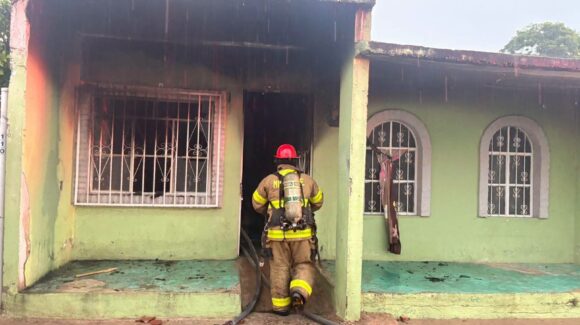 Incendio consume vivienda en Siqueros de Mazatlán, Sinaloa; bomberos descartan personas lesionadas
