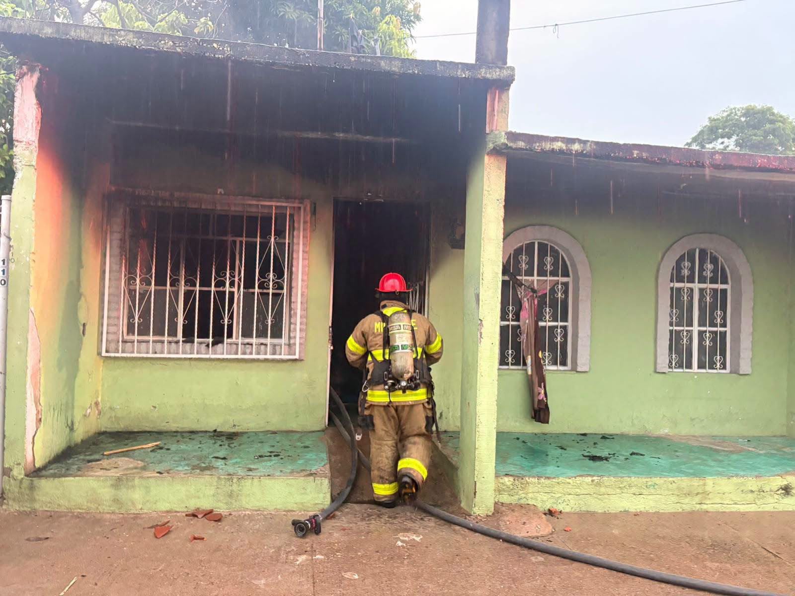 Incendio consume vivienda en Mazatlán