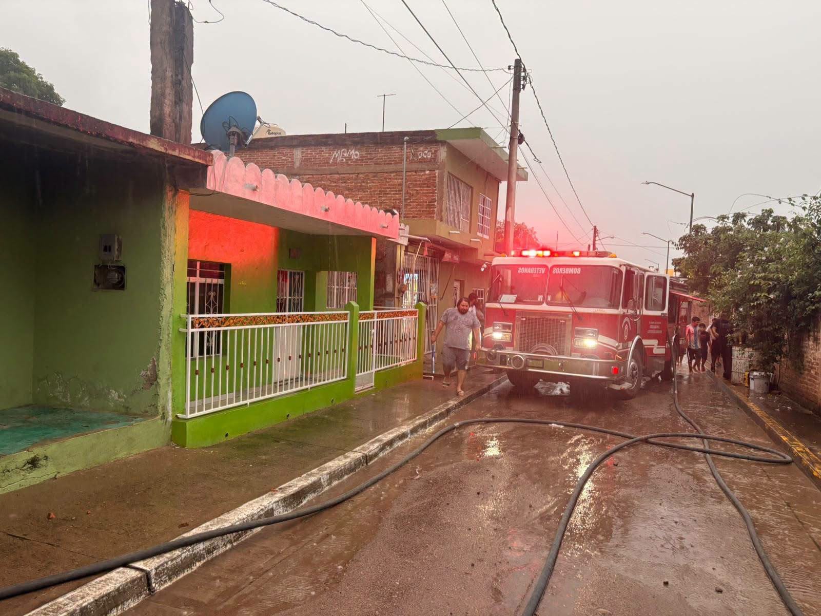 Incendio consume vivienda en Mazatlán