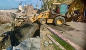 Inician reparación de socavón provocado por fuerte oleaje junto al Monumento a la Mujer Mazatleca