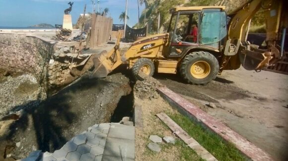 Inician reparación de socavón provocado por fuerte oleaje junto al Monumento a la Mujer Mazatleca