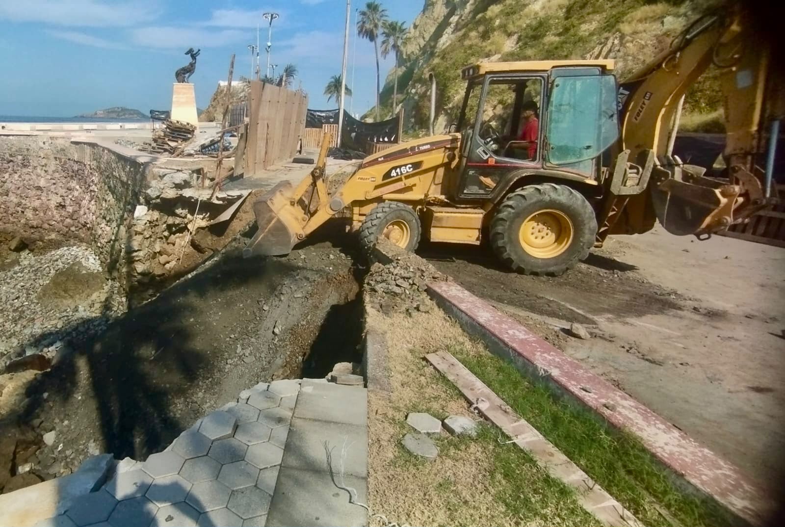 Inician reparación de socavón provocado por fuerte oleaje junto al Monumento a la Mujer Mazatleca