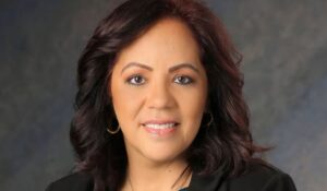 Es detenida Jackie Espinosa, alcaldesa de Kissimmee, Florida; se le acusa de fraude organizado y hurto mayor