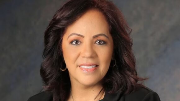 Es detenida Jackie Espinosa, alcaldesa de Kissimmee, Florida; se le acusa de fraude organizado y hurto mayor