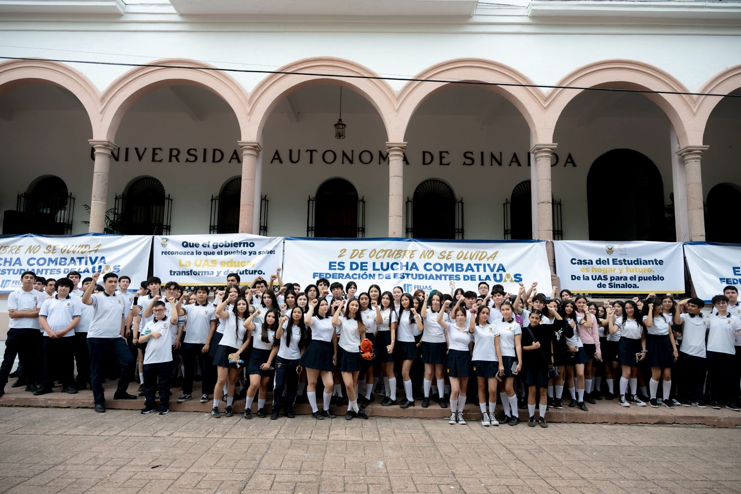 Jóvenes de la UAS conmemoran el 2 de octubre