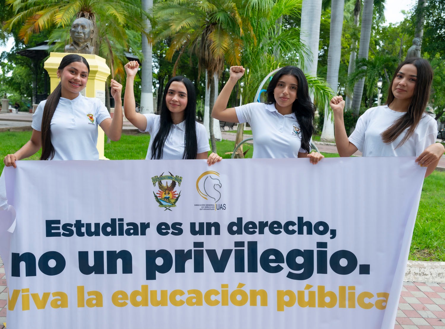 Jóvenes de la UAS conmemoran el 2 de octubre
