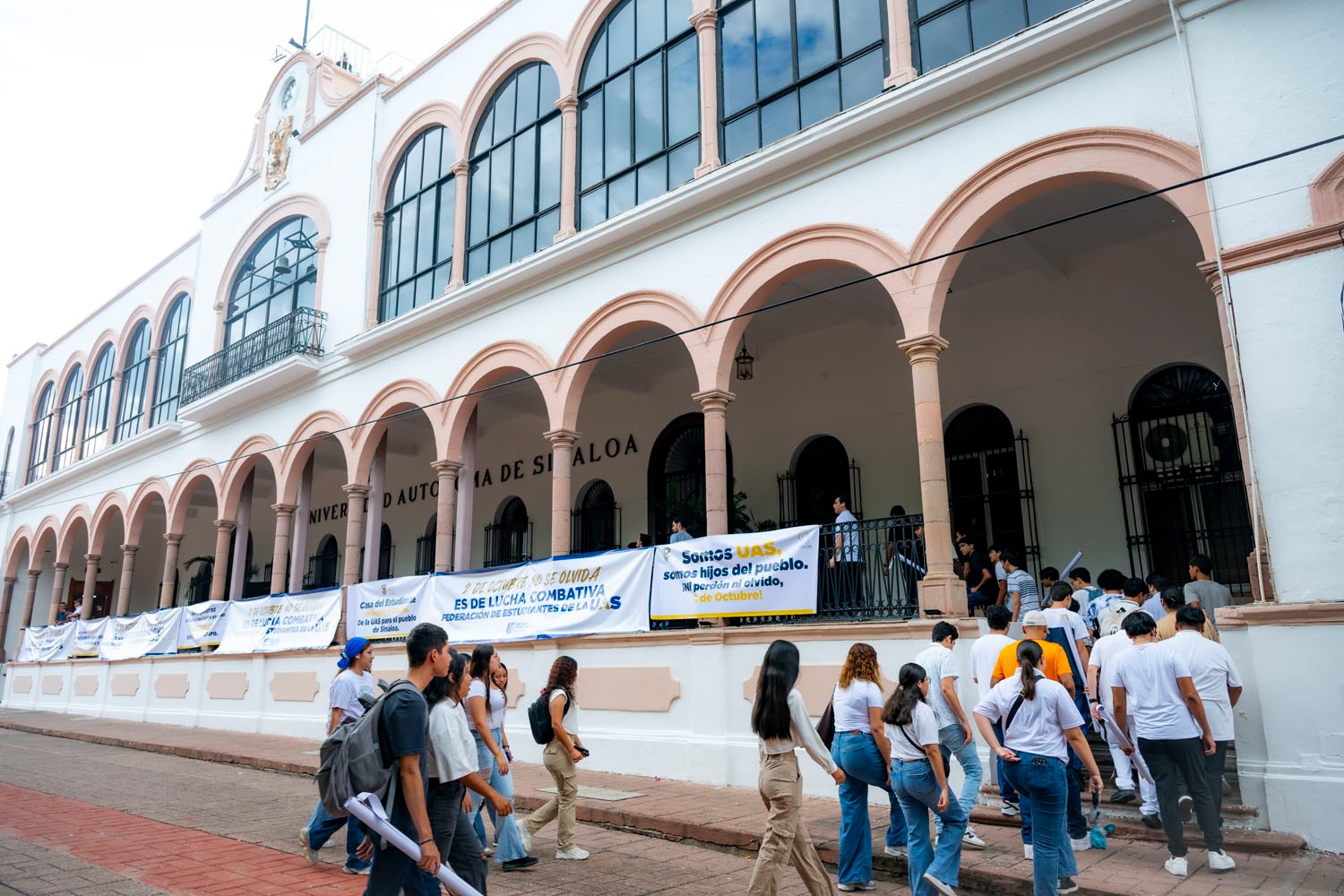Jóvenes de la UAS conmemoran el 2 de octubre