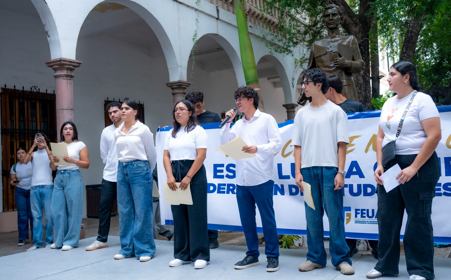 Jóvenes de la UAS conmemoran el 2 de octubre