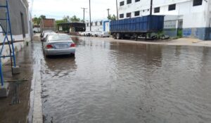 ¡Convertidos en lagunas! También en Mazatlán, Sinaloa, el mar llega a las calles; Jumapam descarta fugas