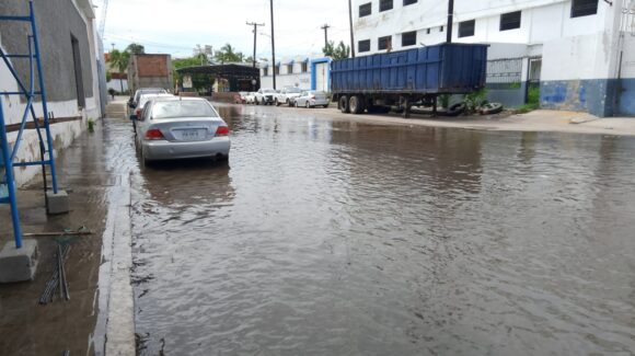 ¡Convertidos en lagunas! También en Mazatlán, Sinaloa, el mar llega a las calles; Jumapam descarta fugas