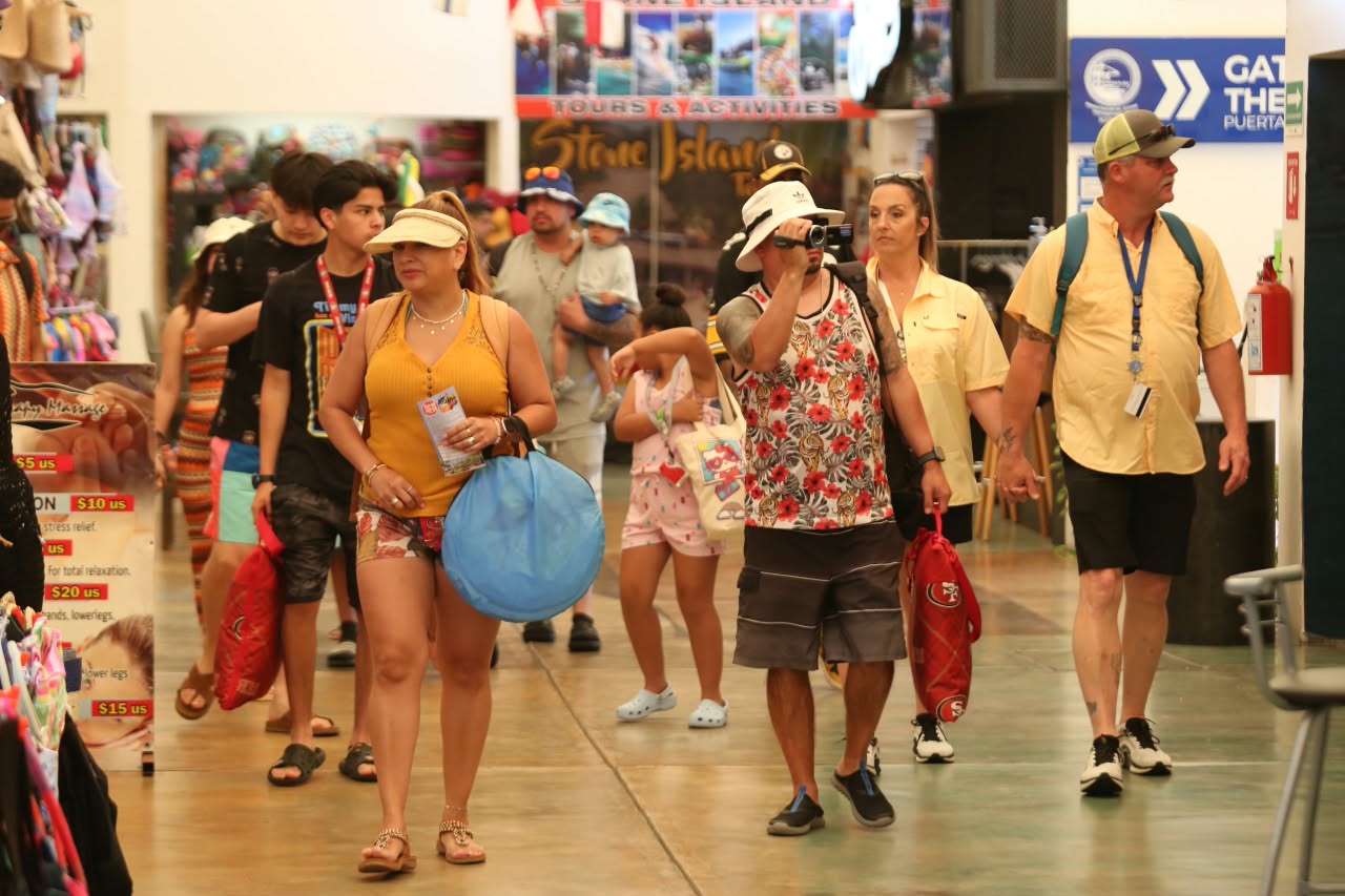 Llegan turistas en crucero a Mazatlán