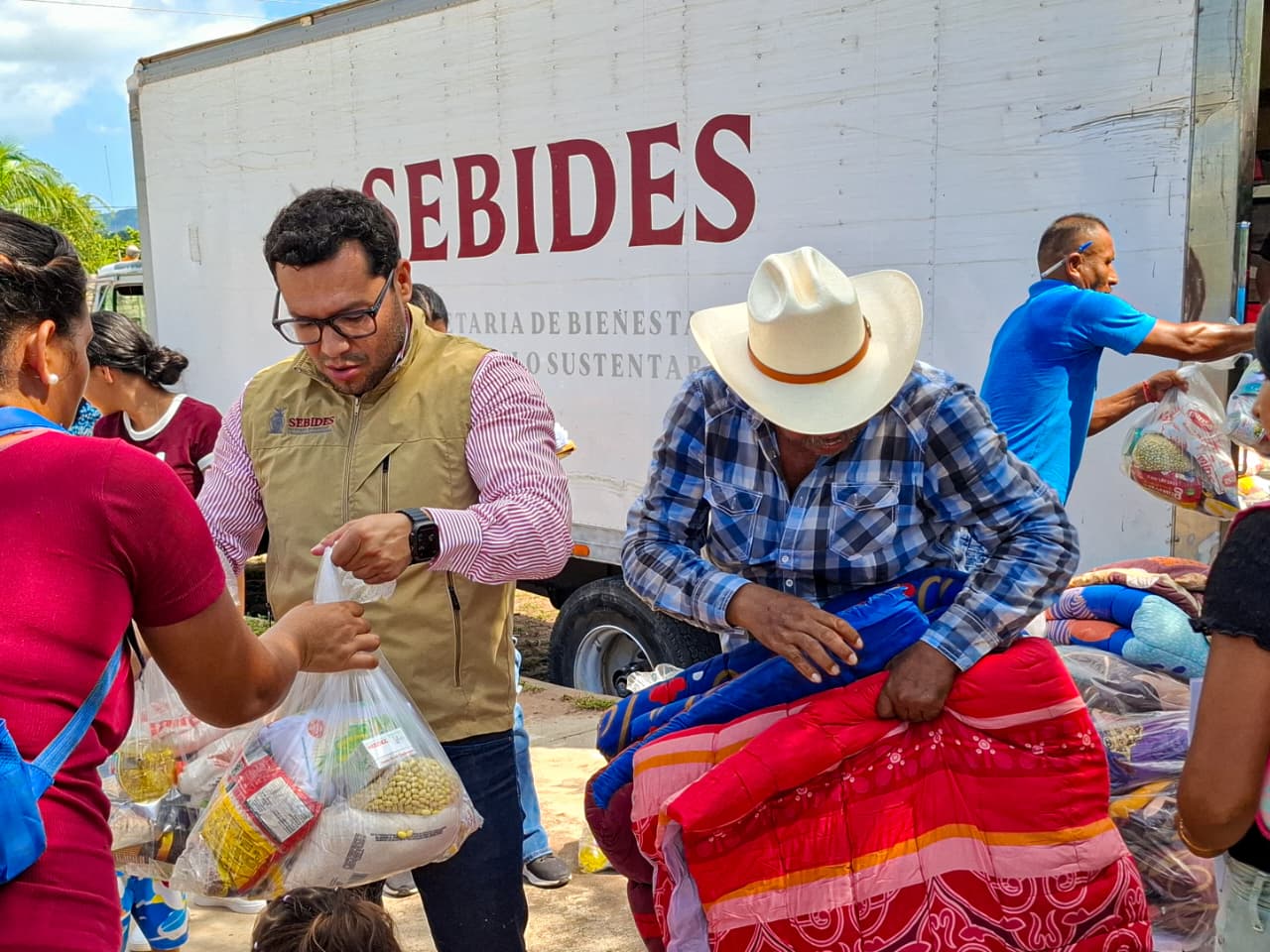 Llevan despensas y colchonetas a más de 200 familias indígenas de Escuinapa y Mazatlán, Sinaloa