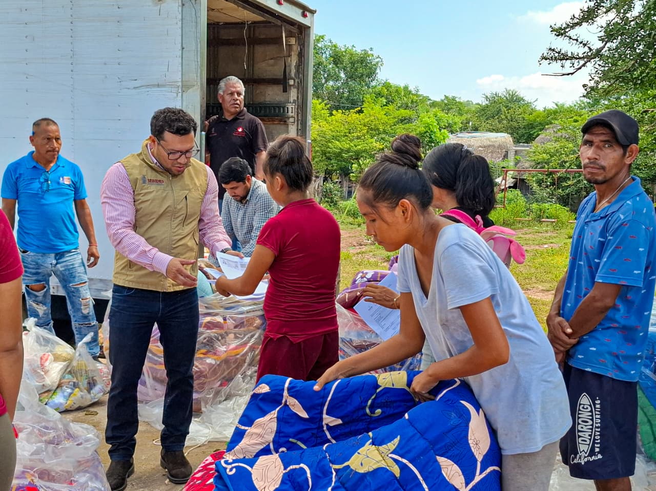 Llevan despensas y colchonetas a más de 200 familias indígenas de Escuinapa y Mazatlán, Sinaloa
