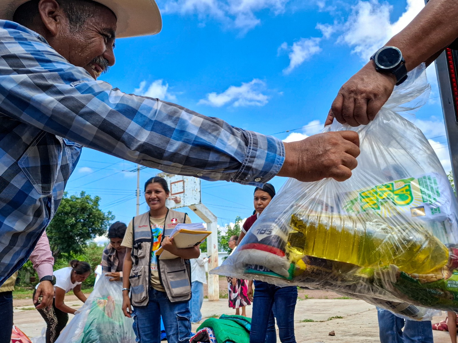 Llevan despensas y colchonetas a más de 200 familias indígenas de Escuinapa y Mazatlán, Sinaloa