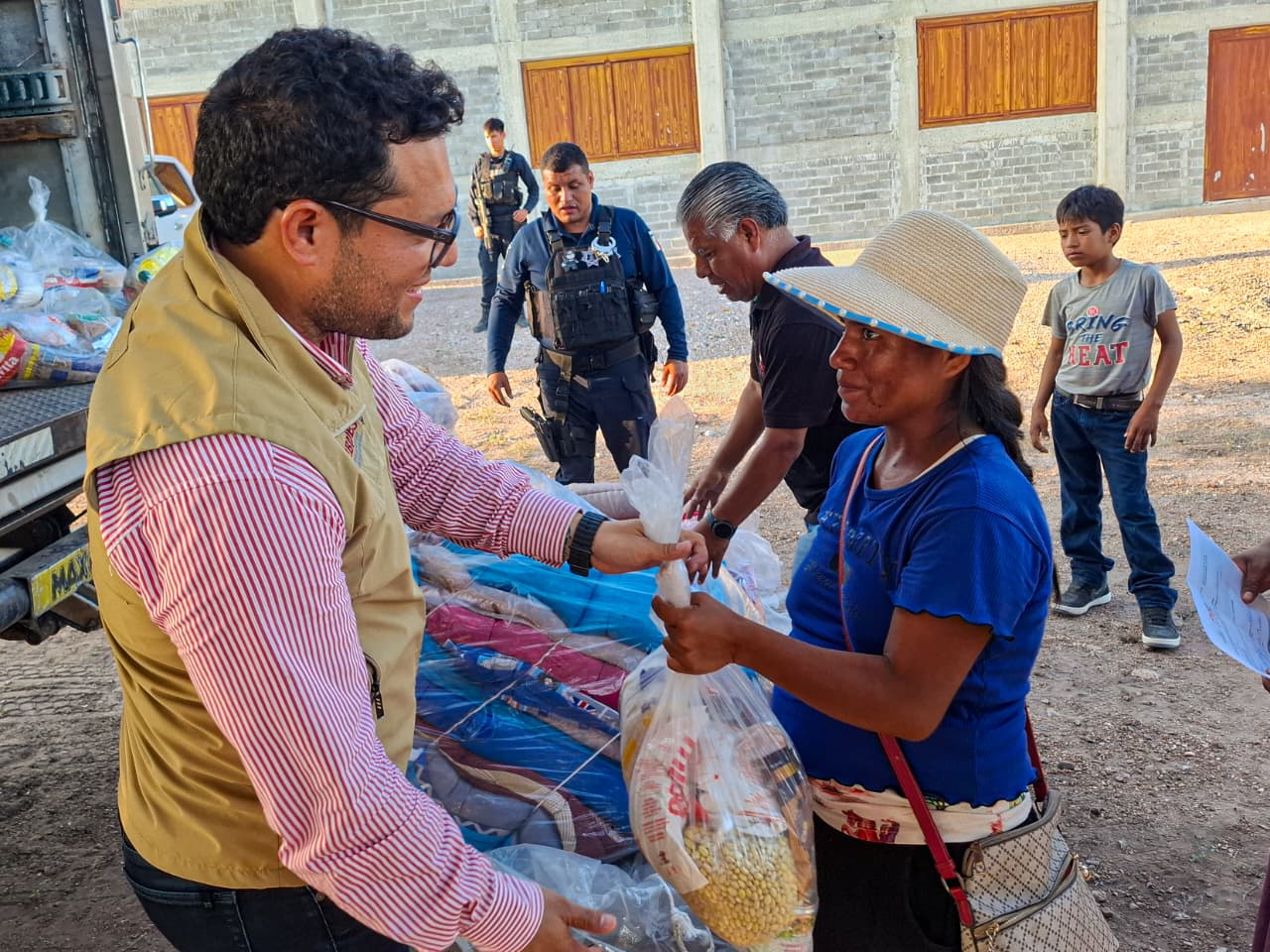 Llevan despensas y colchonetas a más de 200 familias indígenas de Escuinapa y Mazatlán, Sinaloa