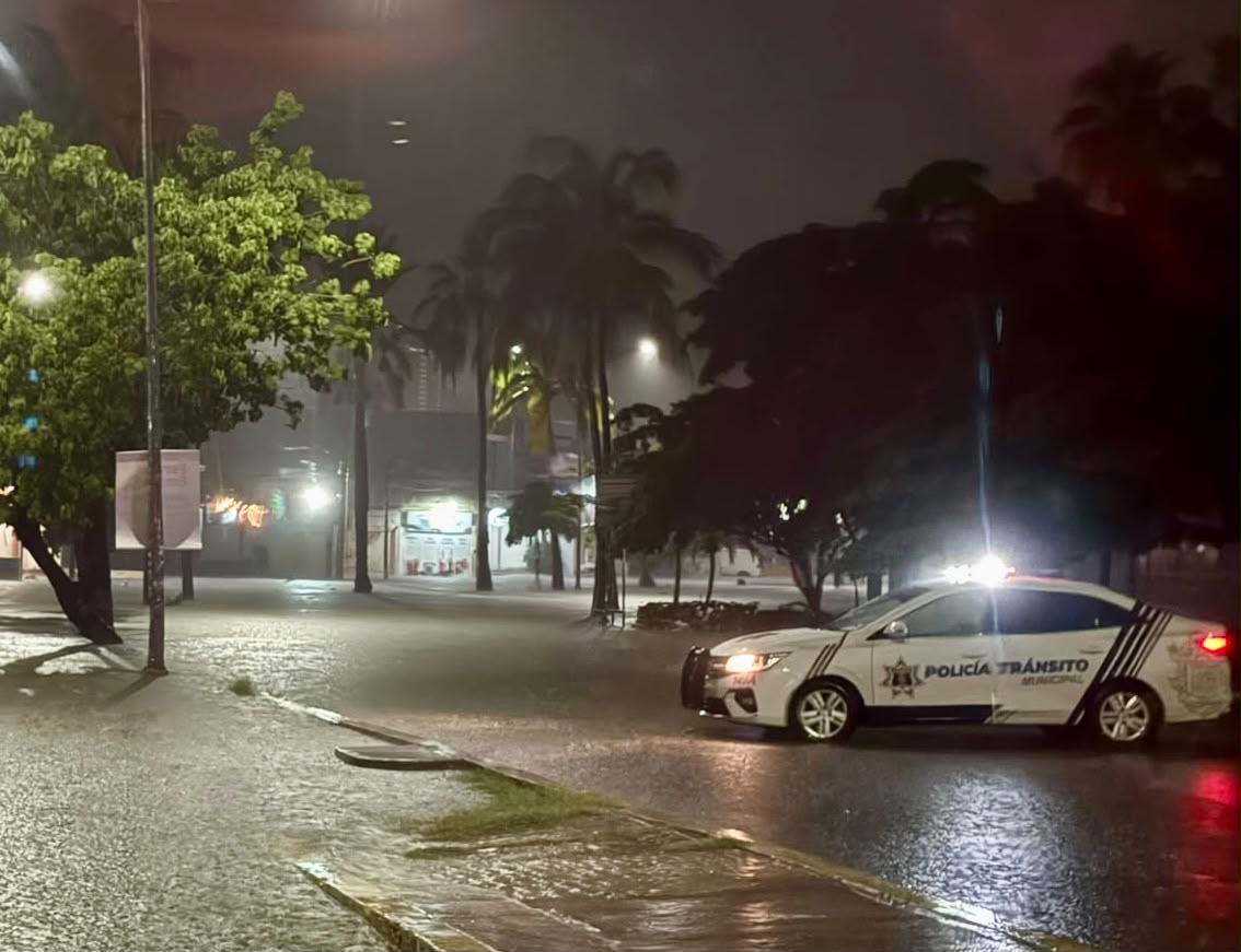 Lluvias en Mazatlán dejan cinco vehículos varados, cierres viales y desbordamientos del arroyo Jabalines