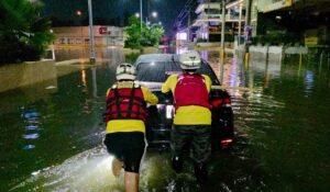 Lluvias en Mazatlán dejan cinco vehículos varados, cierres viales y desbordamientos del arroyo Jabalines