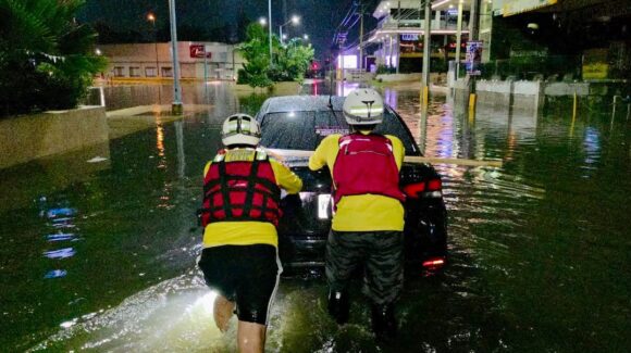 Lluvias en Mazatlán dejan cinco vehículos varados, cierres viales y desbordamientos del arroyo Jabalines