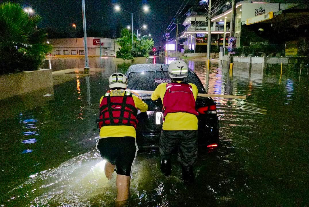 Lluvias en Mazatlán dejan cinco vehículos varados, cierres viales y desbordamientos del arroyo Jabalines