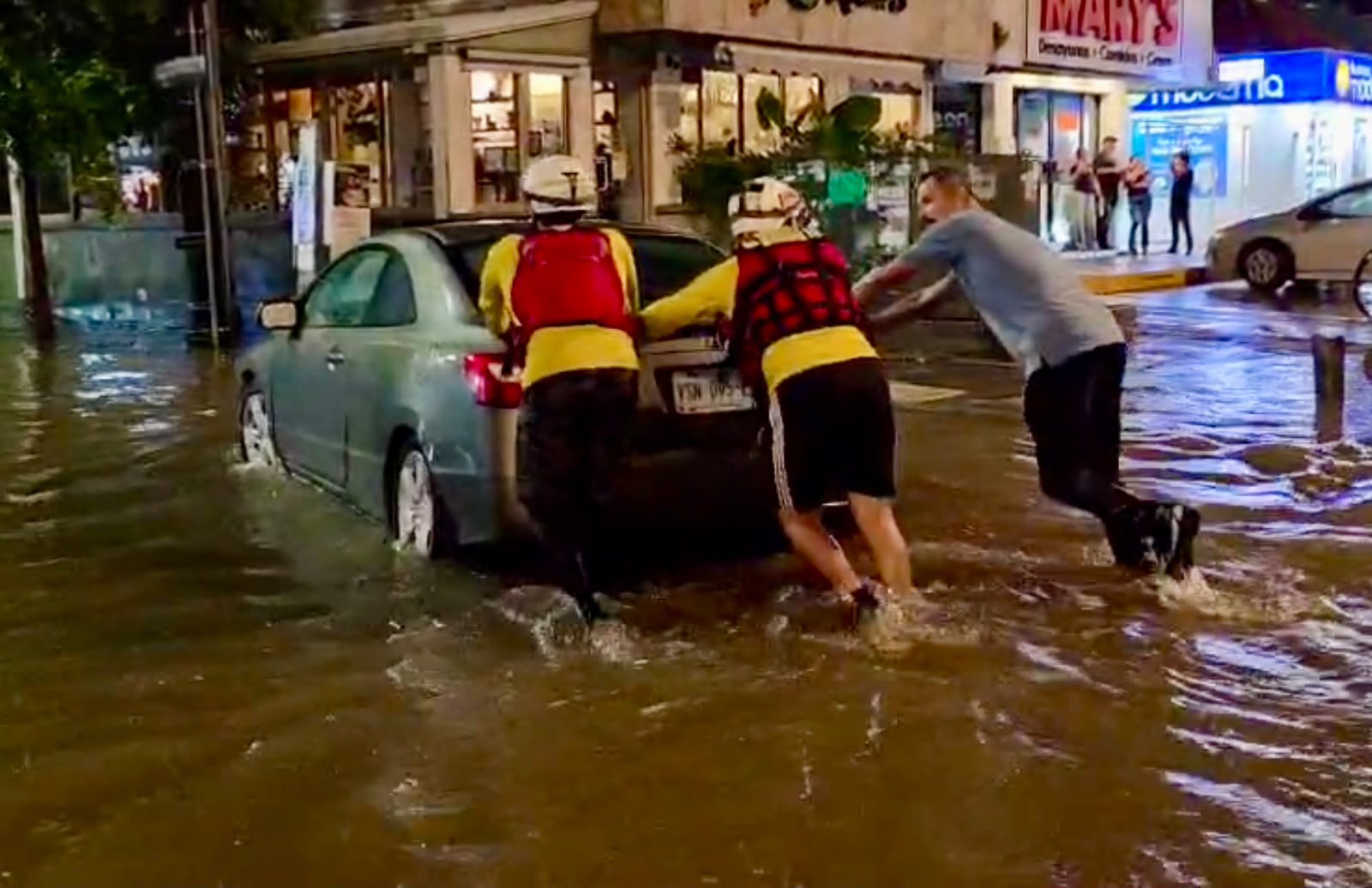 Lluvias en Mazatlán dejan cinco vehículos varados, cierres viales y desbordamientos del arroyo Jabalines