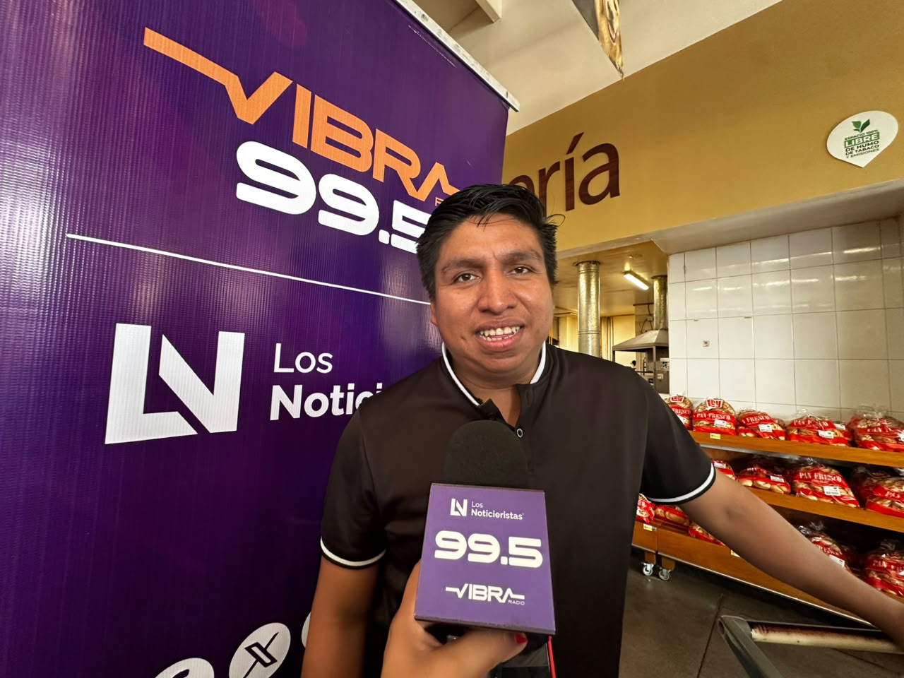Luis se lleva un minisplit gracias a la promoción de Casa Ley y Vibra Radio en Mazatlán, Sinaloa
