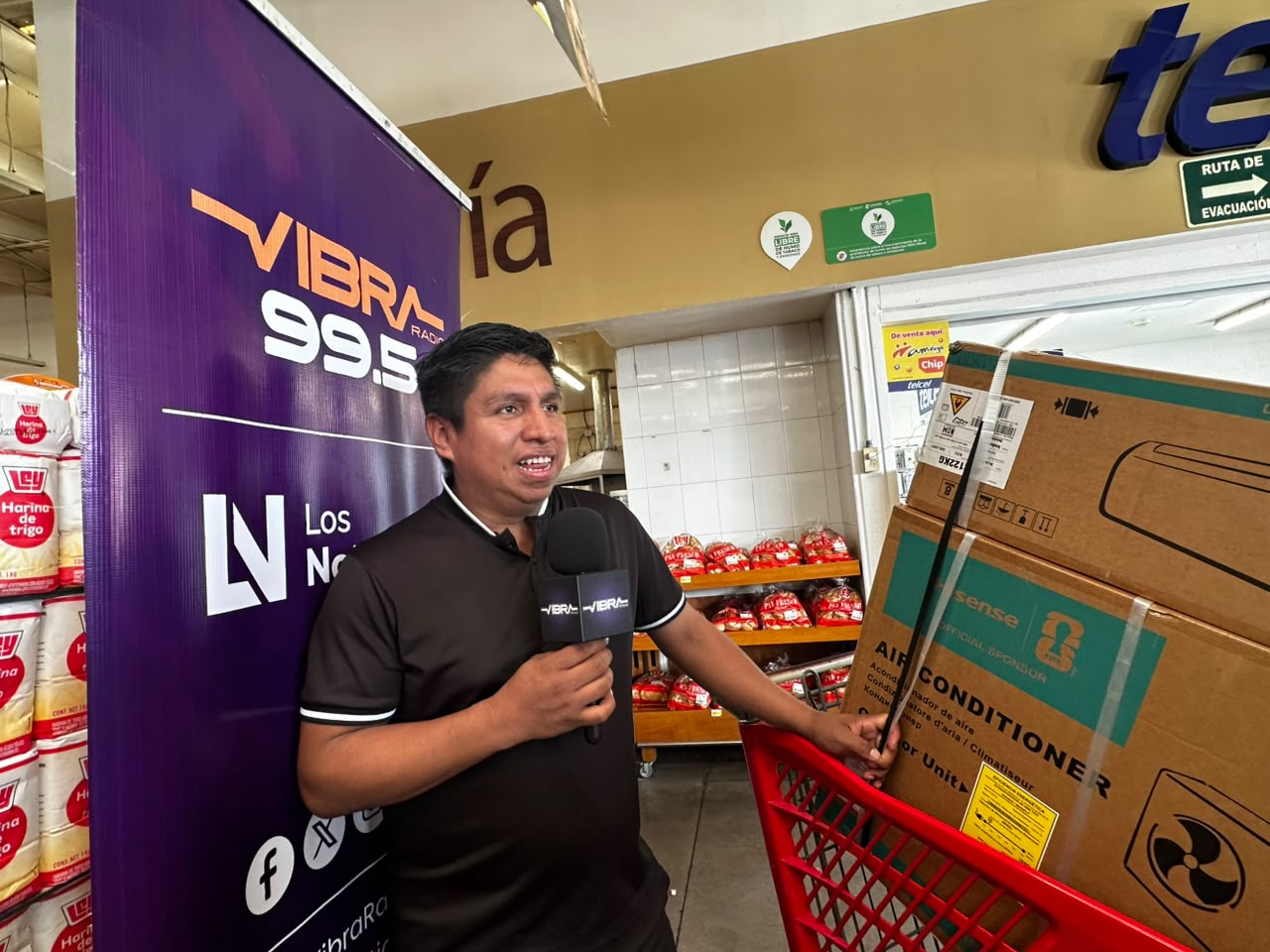 Luis se lleva un minisplit gracias a la promoción de Casa Ley y Vibra Radio en Mazatlán, Sinaloa