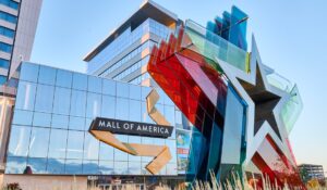 Joven de 18 años planeaba ataque en centro comercial de Minnesota; FBI lo detiene en operativo encubierto