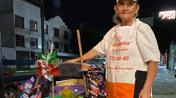 Recorre Guasave a pie vendiendo dulces: María Elena, de 67 años, estudia dos carreras y tiene sueños por cumplir