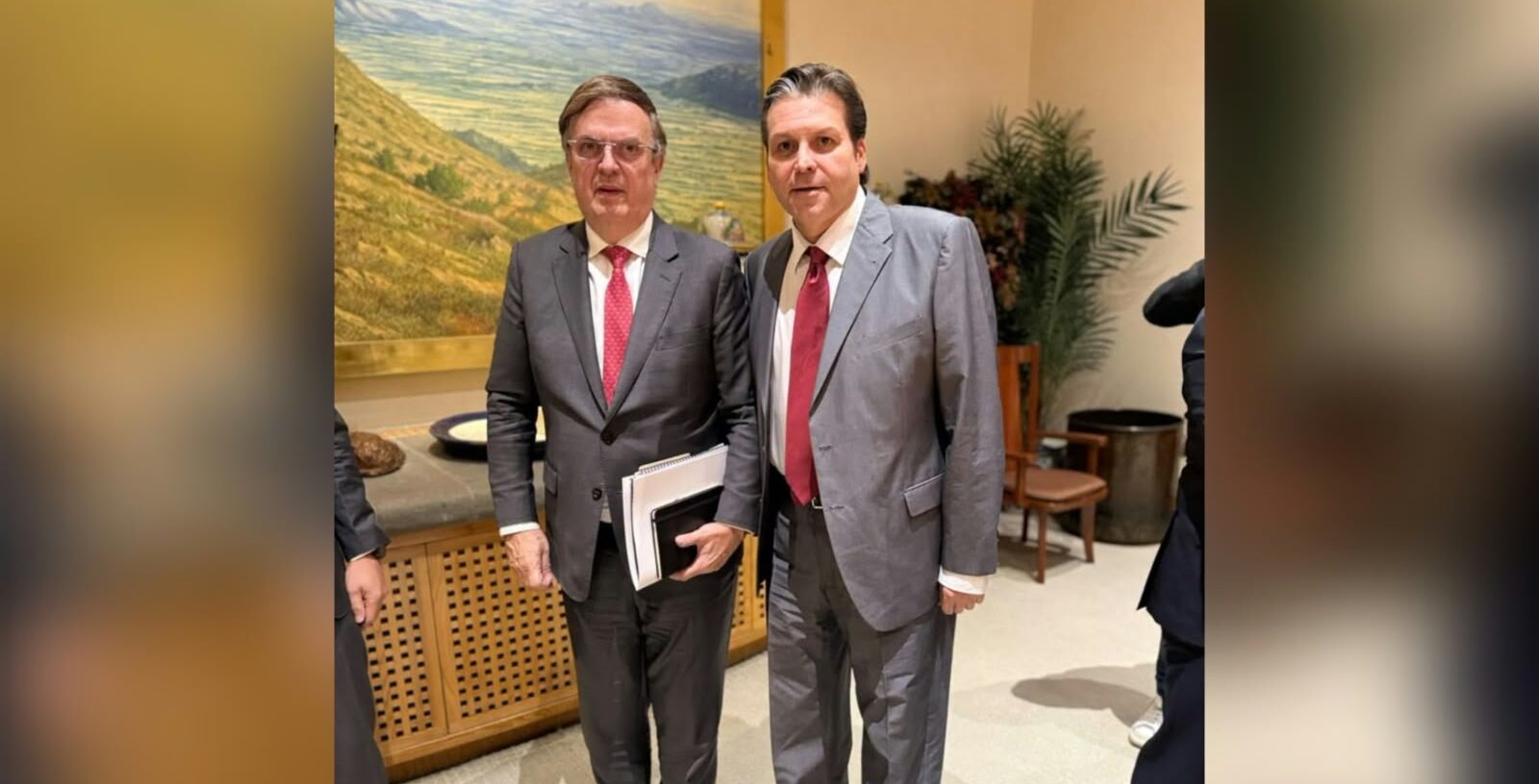 Mario Zamora se reune con Marcelo Ebrard en México