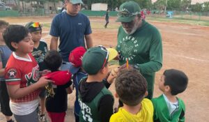 Mike Easler comparte su legado con las nuevas generaciones del béisbol en Los Mochis