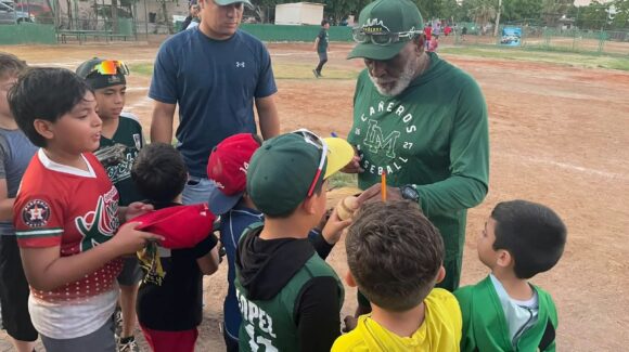 Mike Easler comparte su legado con las nuevas generaciones del béisbol en Los Mochis