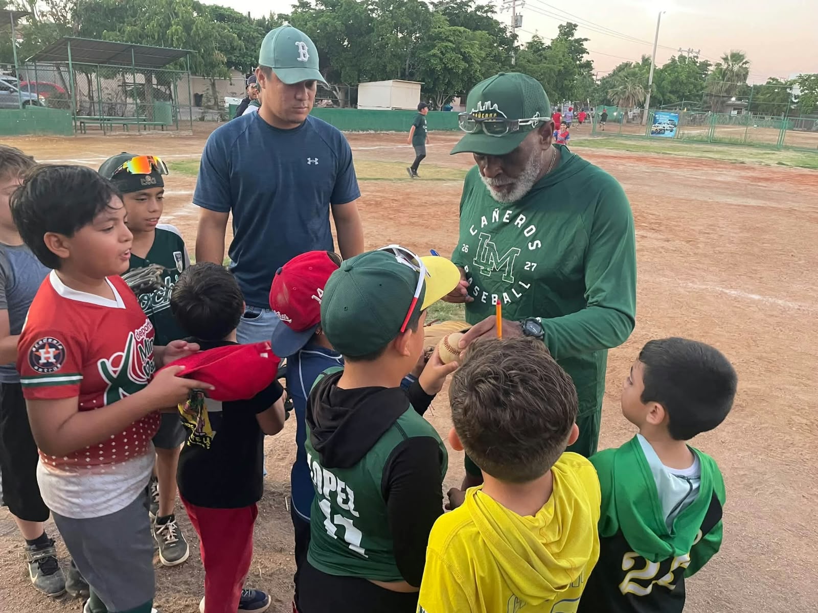 Mike Easler comparte su legado con las nuevas generaciones del béisbol en Los Mochis